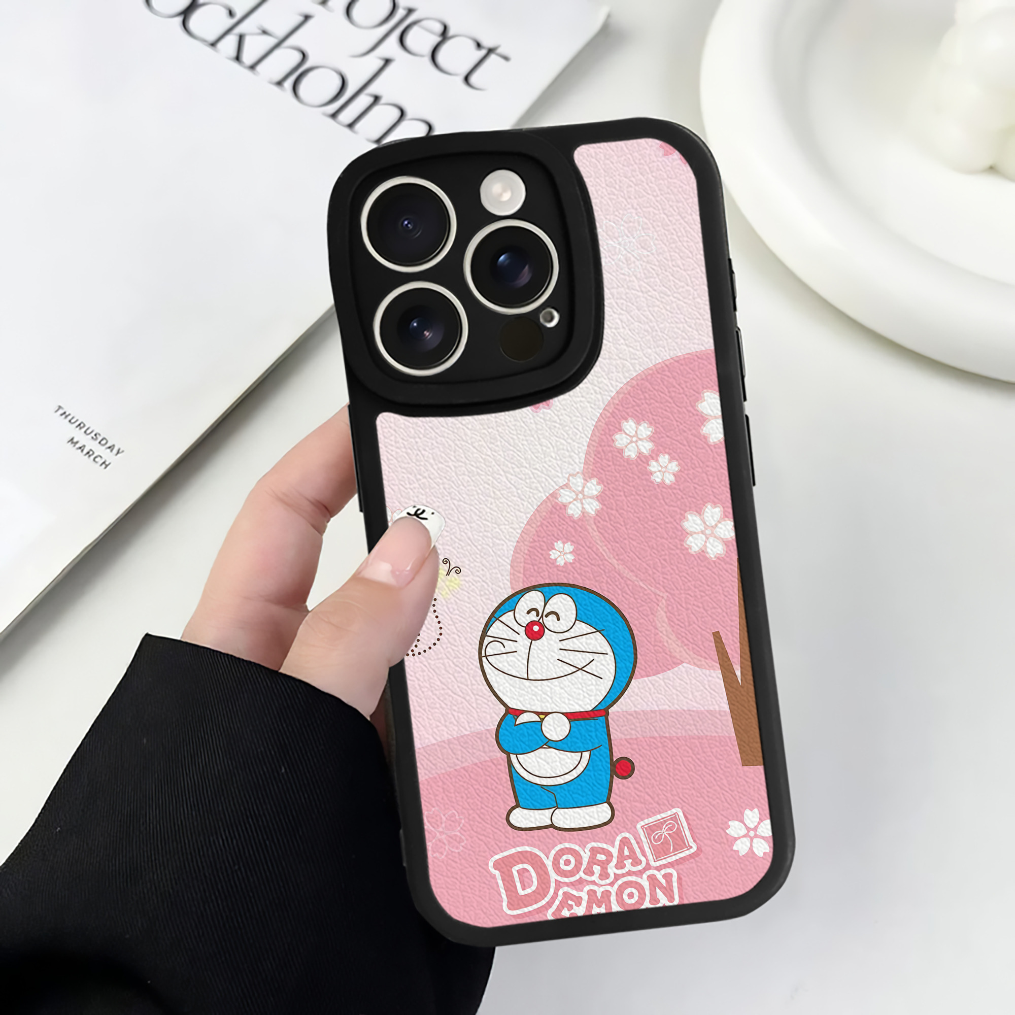 （画像用） ドラえもん Doraemon 【iPhone 16シリーズ対応】シリコンスマホケース（レザー調） 材質：シリコン